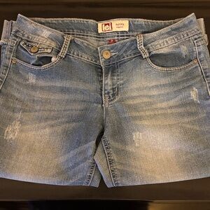 LEI Light Blue Distressed Denim Capri Jean with Pockets. Size 9